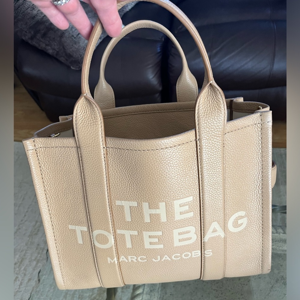 Marc  Jacobs The Tote Bag medium size gently used Beautiful bag sold out color